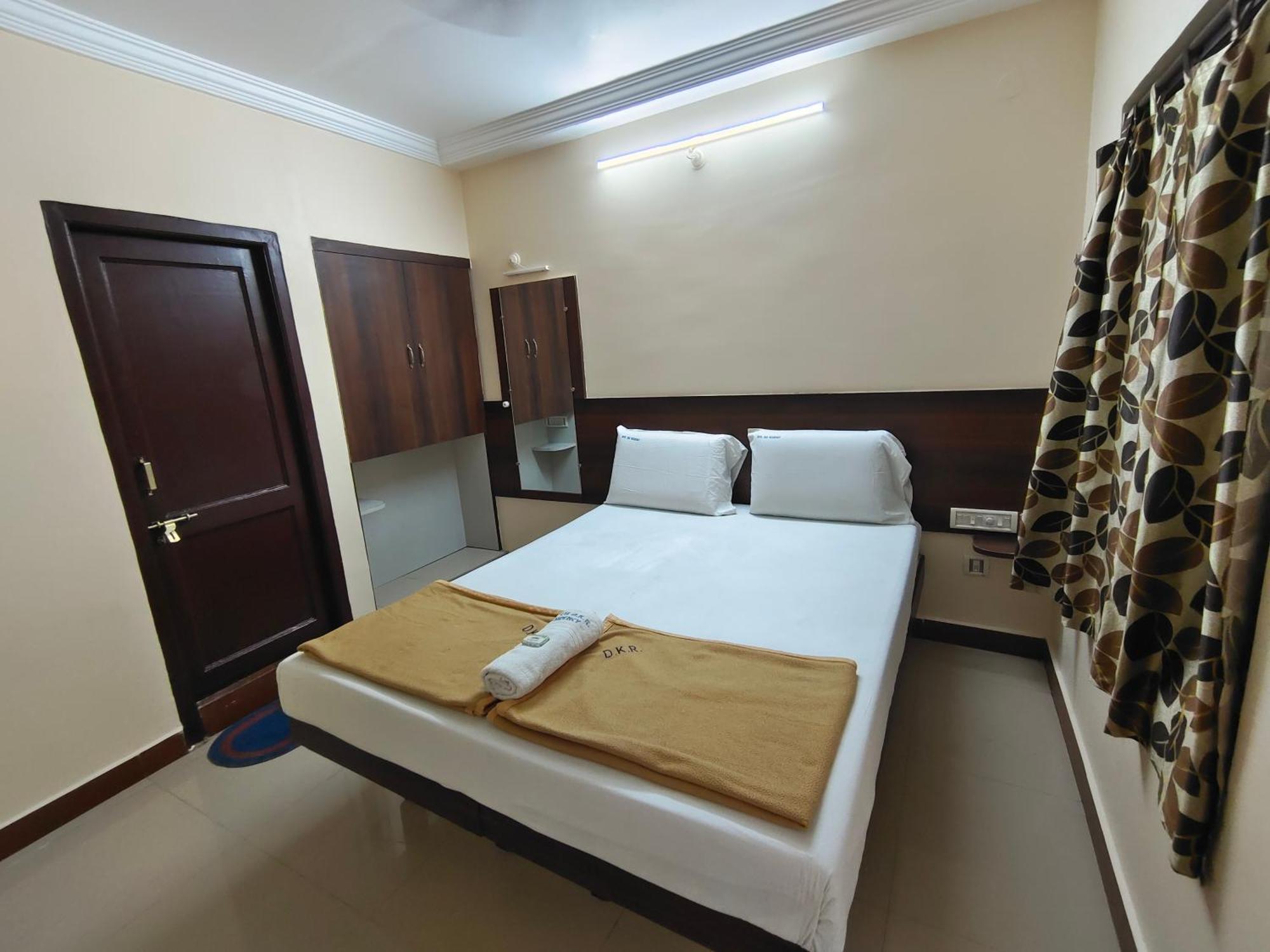 Hotel Dkr Residency Tirupati Oda fotoğraf
